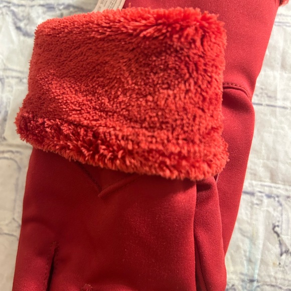 ISOTONER POLYESTER SPANDEX RED WITH FLEECE LINING WOMEN’S GLOVES SIZE L/XL - Picture 6 of 7